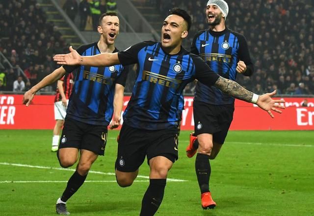 见证！国乒队员登上领奖台（直击：国乒队员荣登领奖台）