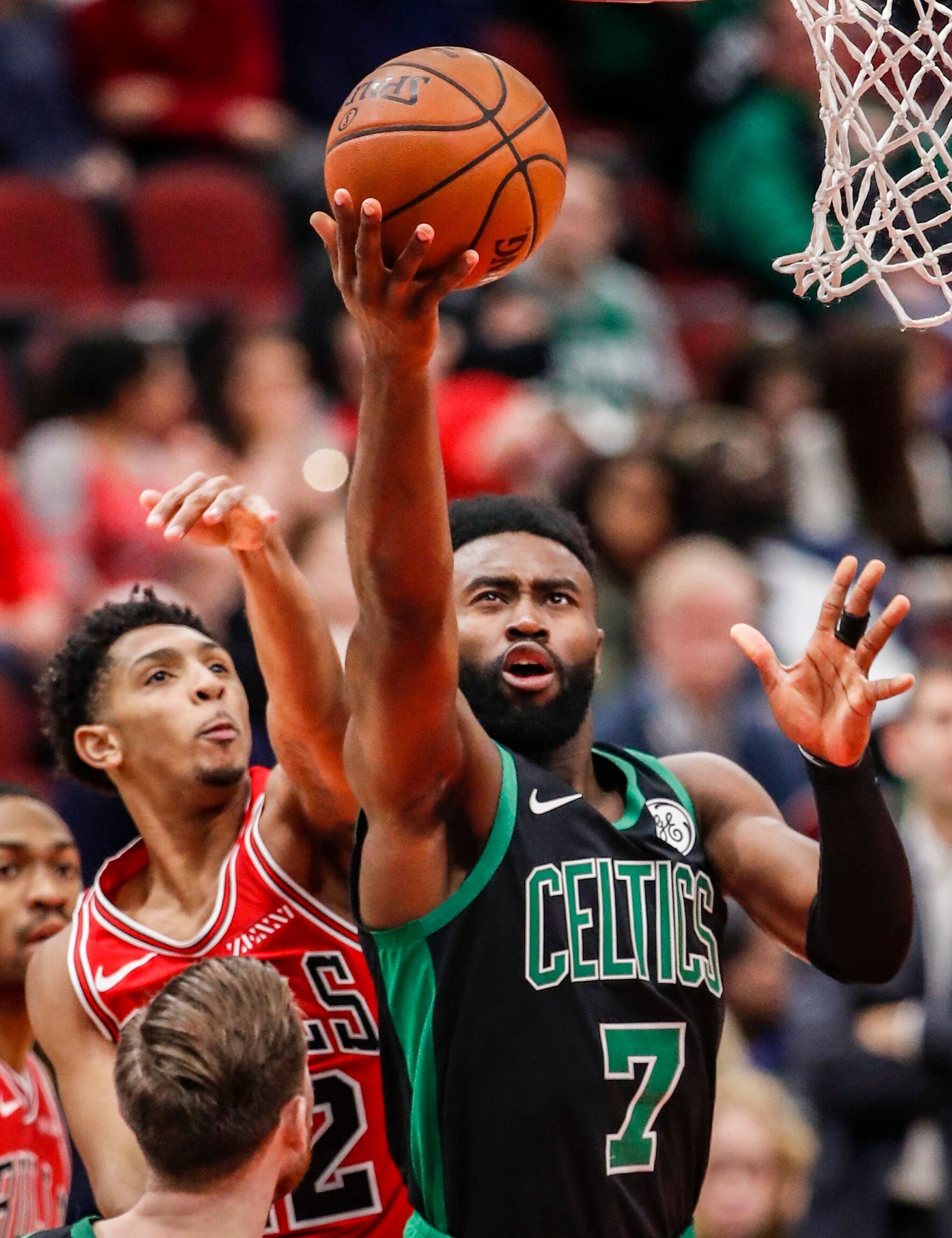 王曼昱“憋笑”嘴角压得好辛苦！想笑又不敢笑，与场上成鲜明对比（王曼昱强忍笑意，嘴角按得紧：想笑不敢笑，与赛场氛围形成强烈反差）