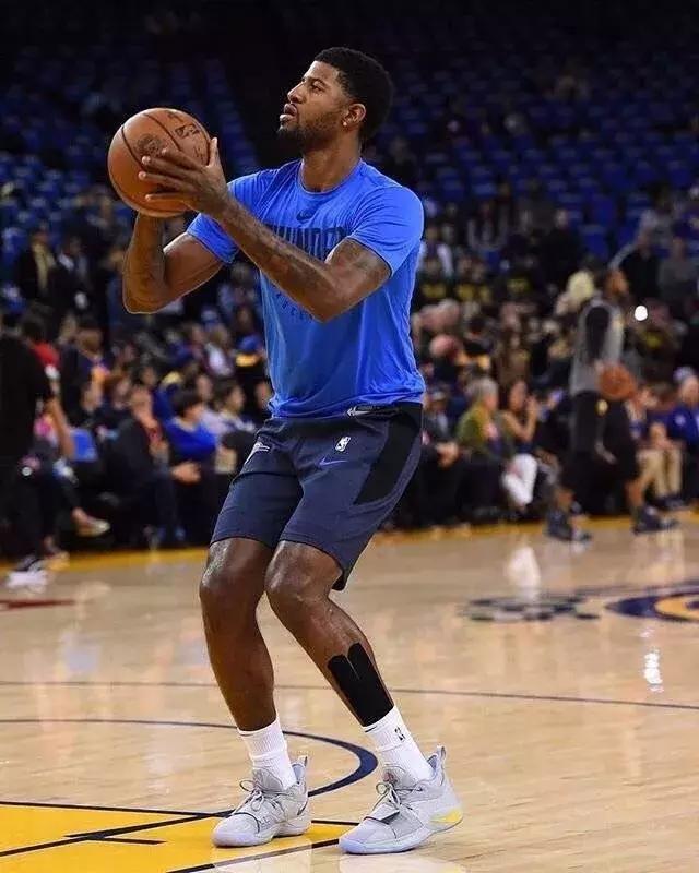 霍伊伦德梅开二度 那不勒斯击败尤文后登上意甲榜首（霍伊伦德双响 那不勒斯击退尤文登顶意甲榜首）