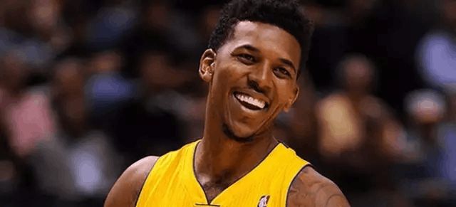 国乒多人香港街头行！王曼昱大笑露齿：8连胜张本美和国乒唯一（国乒众将香港街头漫步！王曼昱笑露齿，对张本美和豪取8连胜成队内唯一）